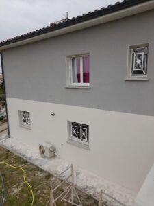 Réalisation d&rsquo;un enduit finition grattée à Mauzac