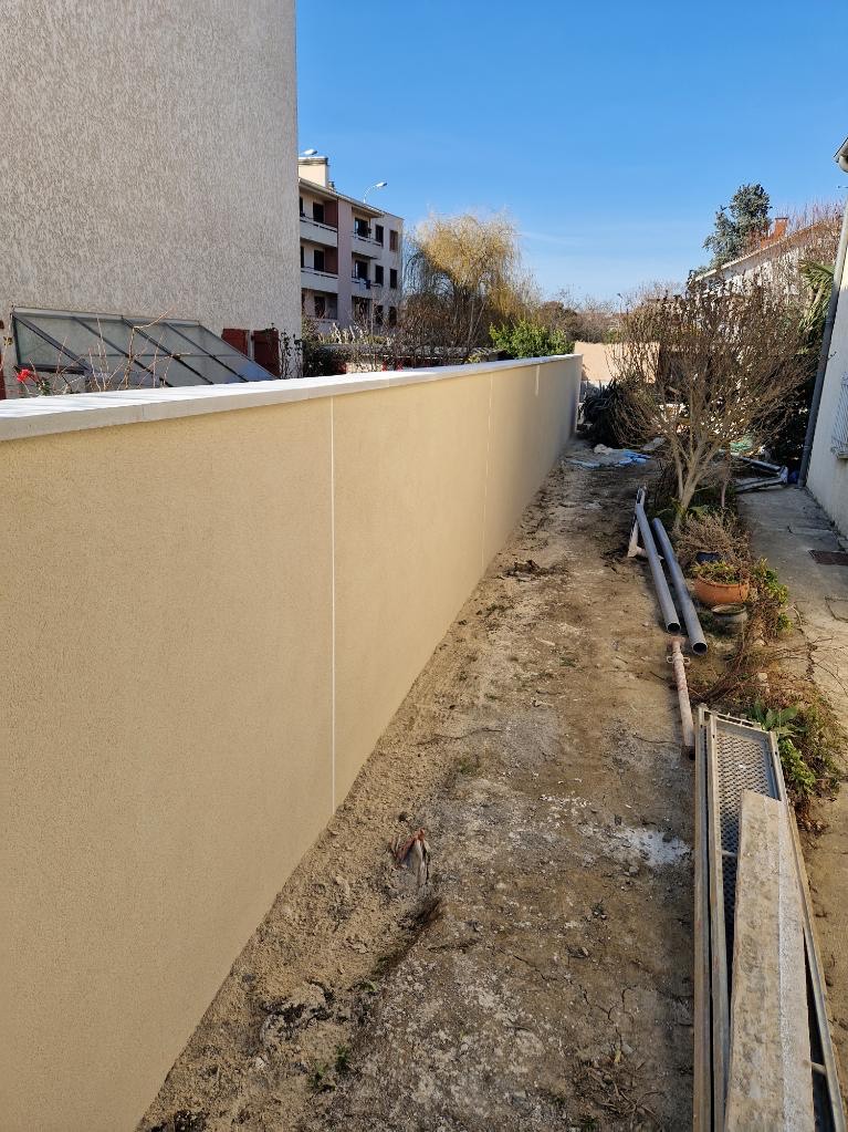 Enduit d'une clôture réalisée à Toulouse