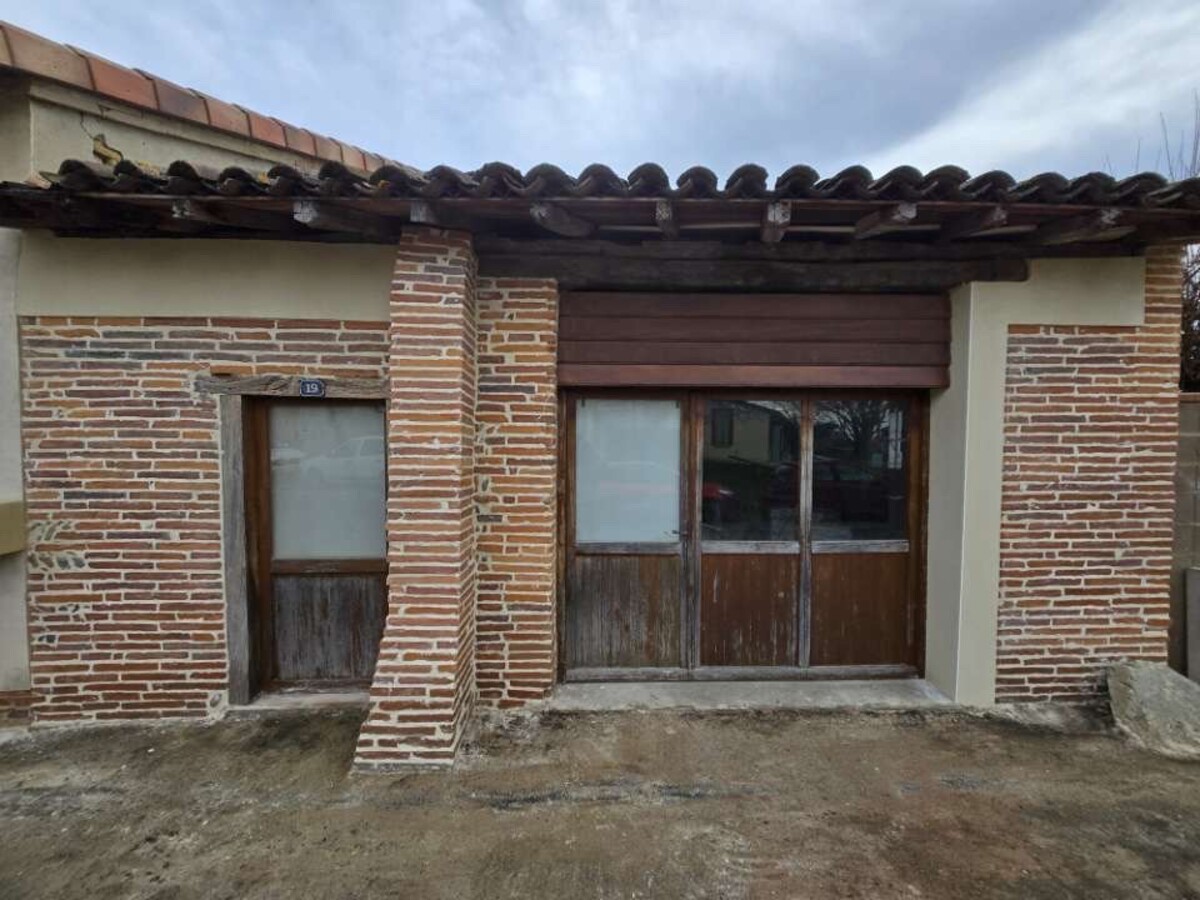 Le sablage avec rejointoiement et finition grattée d&rsquo;un garage à Sabonnères (31370)