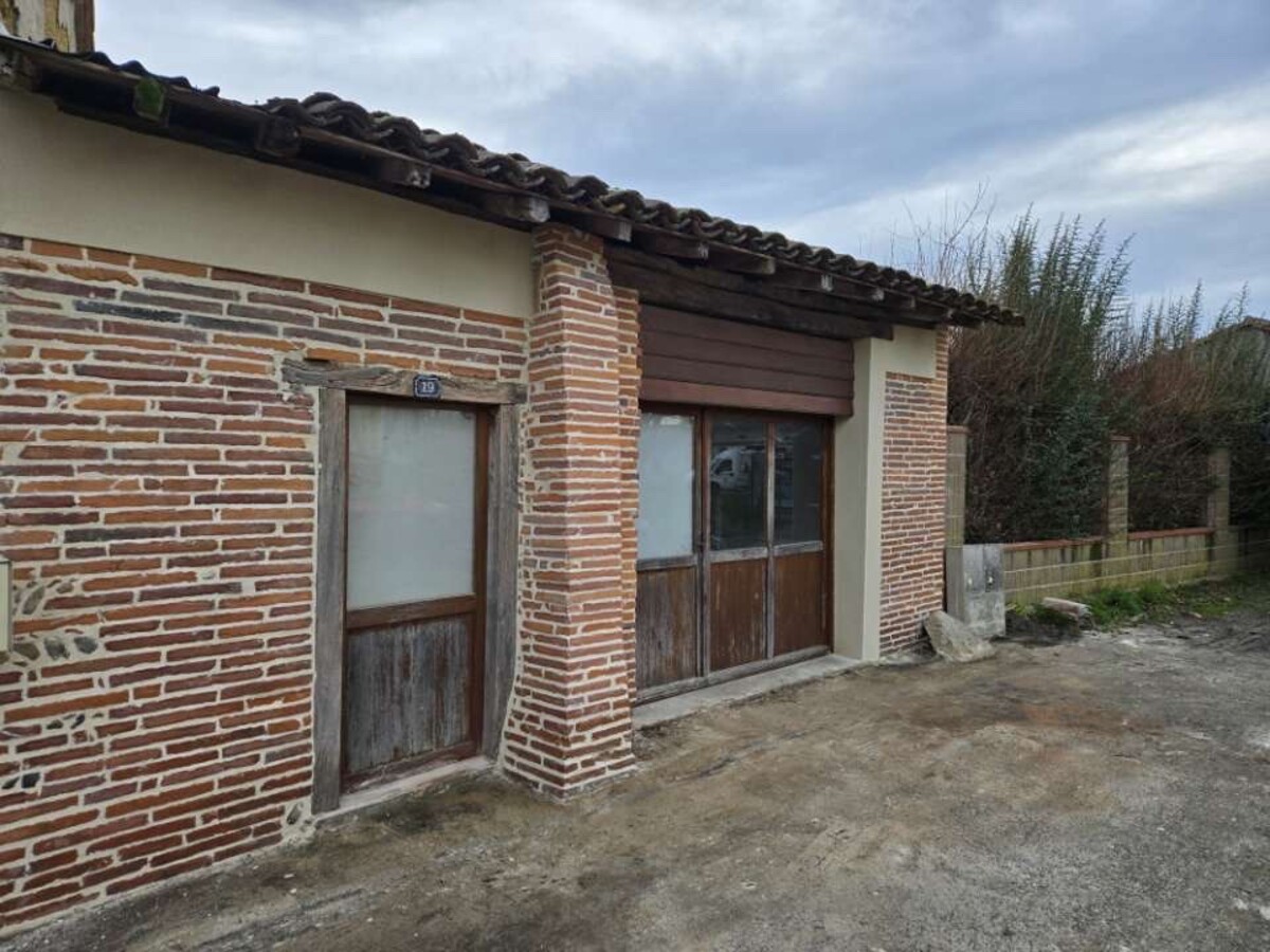 Le sablage avec rejointoiement et finition grattée d&rsquo;un garage à Sabonnères (31370)